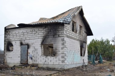 Myla köyü, Kyiv bölgesi, Ukrayna - 3 Nisan 2022: Rus işgalciler tarafından yakılan özel ev.