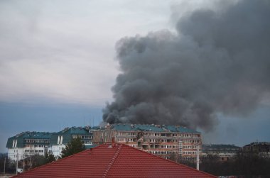 Myla köyü, Kyiv bölgesi, Ukrayna - 25 Mart 2022: Kyiv bölgesinde aktif çatışmalar sırasında Rus işgalcilerin bombardımanı sonucu konut binası yanıyor.