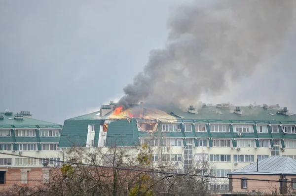 Myla köyü, Kyiv bölgesi, Ukrayna - 03 Mart 2022: Rus ordusunun köyü işgalinin ilk gününde çatıya isabet eden bir bombardıman sonucu meskun bina yanıyor.