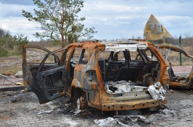 Myla, Kyiv bölgesi, Ukrayna - 11 Nisan 2022: Rus işgalcilerin saldırısı sonucu Kyiv bölgesinde tamamen yanmış ve bozulmuş araba.