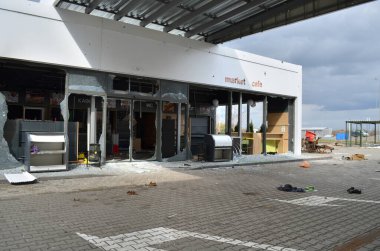 Myla, Kyiv bölgesi, Ukrayna - 11 Nisan 2022: Rus işgalcilerin saldırısı sonucu Kyiv bölgesinde imha edilen benzin istasyonu.