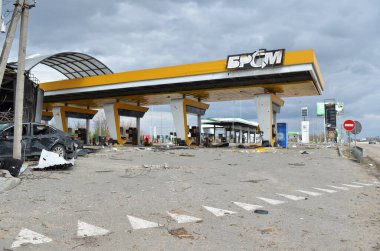 Myla, Kyiv bölgesi, Ukrayna - 11 Nisan 2022: Rusya 'nın Ukrayna işgali sonucu Kyiv bölgesinde kırılan benzin istasyonu ve sivil araç.