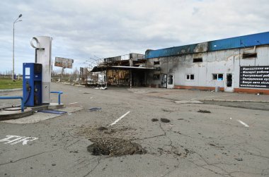 Mriya, Kyiv bölgesi, Ukrayna - 11 Nisan 2022: Kyiv bölgesinde aktif çatışmalar sırasında imha edilen dolum istasyonu ve servis istasyonu.