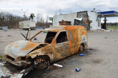 Mriya, Kyiv bölgesi, Ukrayna - 11 Nisan 2022: Rusya 'nın Ukrayna işgali sırasında Kyiv bölgesinde yanmış ve bozulmuş sivil araba.
