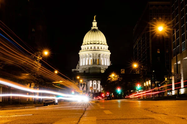 Madison 2021 Tráfico Pasa Por Edificio Del Capitolio Estatal Wisconsin — Foto de Stock