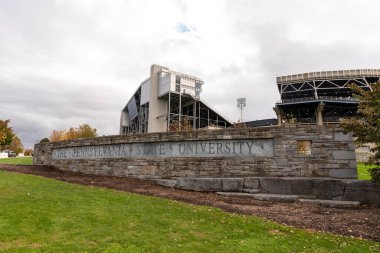 State College, PA - 2021: The Pennsylvania State University tabelası Beaver Stadyumu önünde