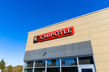 Morgantown, WV - 2021: Chipotle Mexico Grill, Meksika usulü Meksika usulü Meksika usulü ızgara dürüm ve dürüm siparişi veren bir restoran zinciri..
