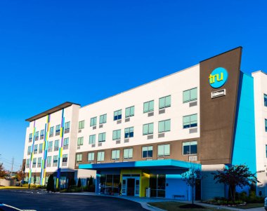 Auburn, AL - 2021: Tru by Hilton, Hilton Worldwide 'ın sahibi olduğu bir oteldir.