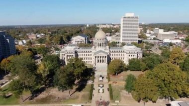 Kamera, Jackson şehir merkezindeki Mississippi Eyalet Kongre Binası 'na doğru uçuyor.