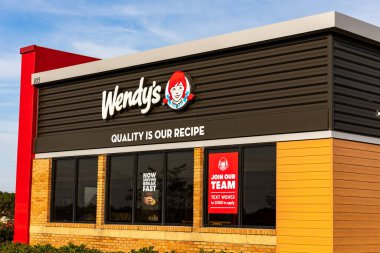 Flowood, MS-2021: Wendy 's, Dave Thomas tarafından kurulan ve hamburger, patates kızartması ve dondurulmuş patateslerle bilinen bir fast food restoranı zinciri..
