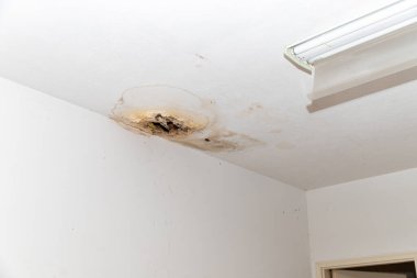 Su hasarı yüzünden tavanda delik var.