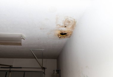 Su sızıntısı tavana zarar veriyor.