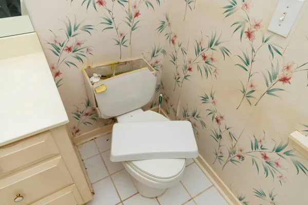 Quebrado Banheiro Necessidade Reparação — Fotografia de Stock