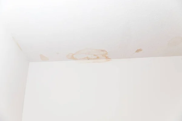 天井や水漏れからの壁の汚れ — ストック写真