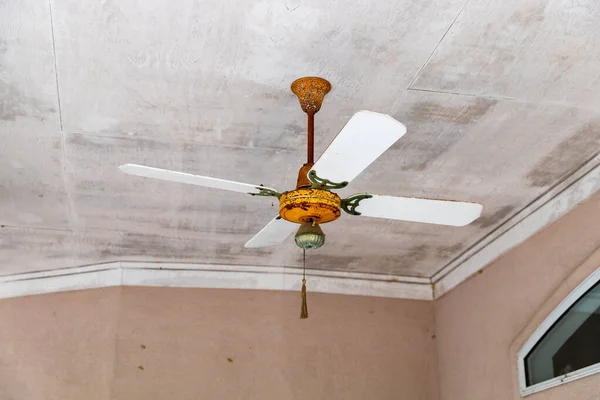 Broken Ceiling Fan Needing Replaced — стоковое фото