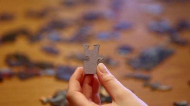 Yapboz parçasını tutan kızlar