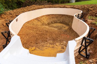 Arka bahçeye yeni bir yüzme havuzu kuruluyor.