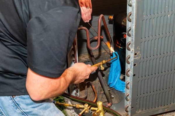 Condicionado Técnico Usando Uma Tocha Brasagem Para Reparar Equipamentos — Fotografia de Stock