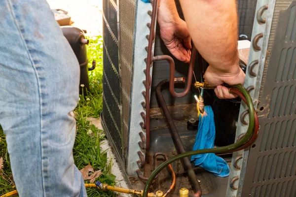 Técnico Aire Acondicionado Utilizando Una Antorcha Soldadura Para Reparar Equipo — Foto de Stock