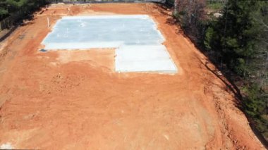 Yeni ev inşaatı için beton levhanın havadan görünüşü.