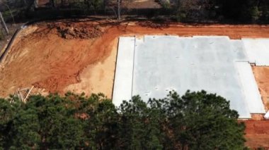 Yeni ev inşaatı için beton levhanın havadan görünüşü.