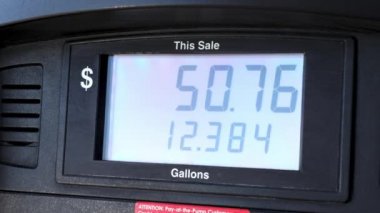 Benzin pompası yüksek benzin fiyatları nedeniyle hızla artıyor..