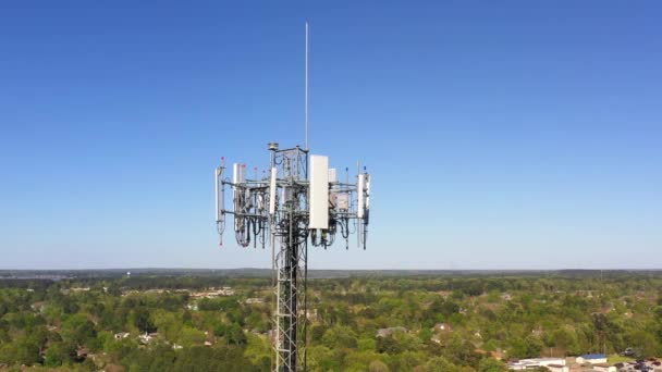 Torre Comunicaciones Del Teléfono Celular Sobre Árboles Verdes — Vídeos de Stock