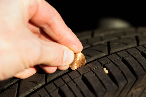 Usar Centavo Para Comprobar Profundidad Banda Rodadura Neumático —  Fotos de Stock