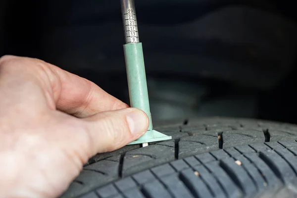 Verwendung Einer Reifenanzeige Zur Überprüfung Der Profiltiefe Eines Reifens — Stockfoto