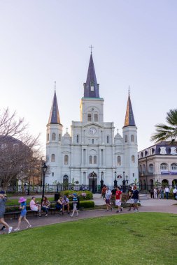 New Orleans - Nisan 2022: Jackson Meydanı 'nda Saint Louis Katedrali önünde turistler