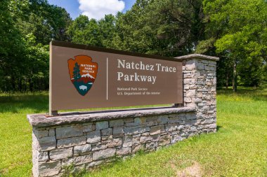 Ridgeland, MS-Mayıs 2022: Natchez Trace Parkway işareti