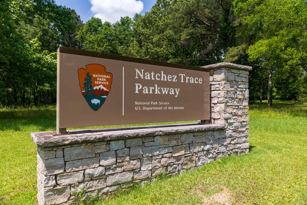 Ridgeland, MS-Mayıs 2022: Natchez Trace Parkway işareti