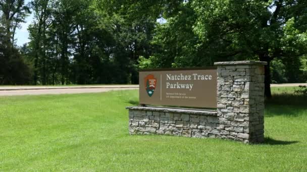 Kameraställ Fokuserar Att Avslöja Natchez Trace Parkway Sign — Stockvideo
