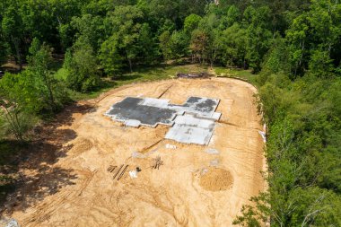 Beton temeli olan yeni ev inşaatı