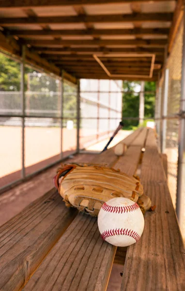 Baseball Glove Dugout Bench Blurred Background — ストック写真