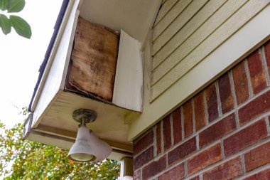 Soffit ve Fascia 'daki çürük odunlar.