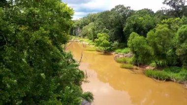 Mississippi kırsalında çamurlu bir nehrin üzerinde uçarken