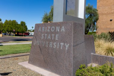 Tempe, AZ - Eylül 2022: Kampüste Arizona Eyalet Üniversitesi tabelası