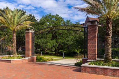 Tallahassee, FL - 30 Eylül 2022: Florida Eyalet Üniversitesi giriş tabelası.