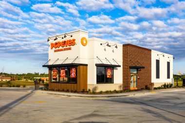 Flowood, MS - Ekim 2022: Popeyes Louisiana Kitchen, New Orleans, Louisiana 'da 1972 yılında kurulan bir fast food restoran zinciri..