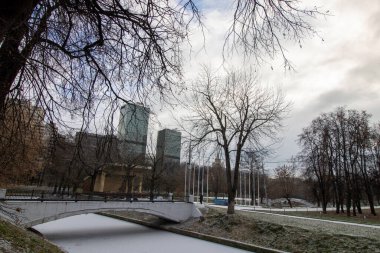 Rusya 'dan Moskova' ya güzel bir park manzarası.