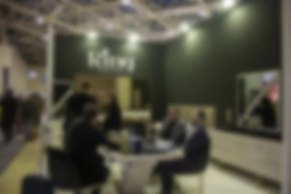 Gece kulübündeki insanlarla bulanık bir arkaplan, Bokeh imajı