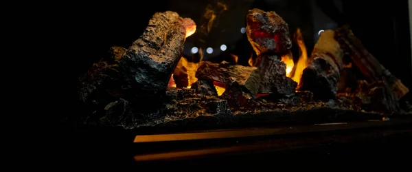 alevler siyah arkaplanda