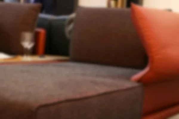 Bulanık bir restoran odası, kanepe ve bulanık bir arka plan.