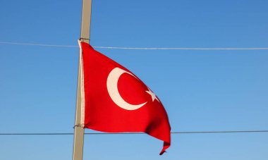 Mavi gökyüzü arka planında Türk bayrağı. 3d oluşturma