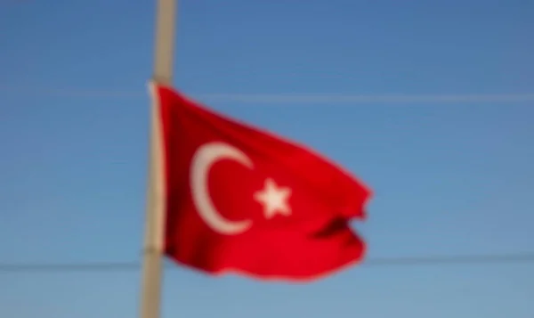 空を背景にチュニジアの国旗が掲げられました — ストック写真