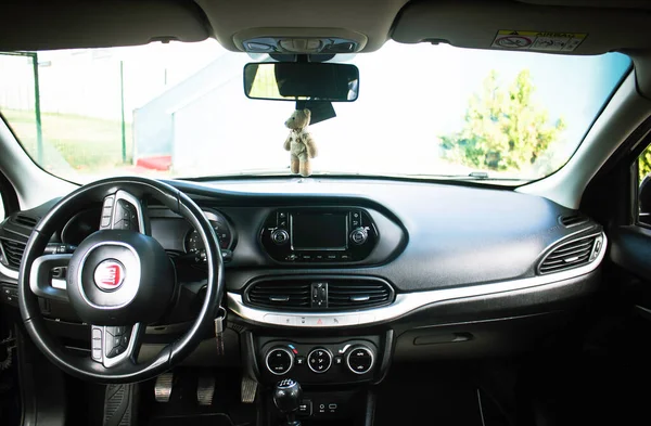 Bursa, Türkiye - 7 Ekim 2021: İtalyan arabası Fiat Egea direksiyon ve gösterge paneli.