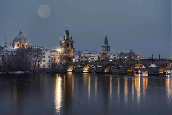 Pedra Velha Nevada Ponte Charles Rio Vltava Inverno Noite Centro — Fotografia de Stock