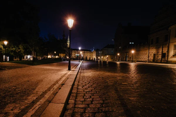 Megvilágított Utca Prágában Macskakövektől Háttérben Cseh Köztársaság Külügyminisztériumának Csernyivci Palotája — Stock Fotó