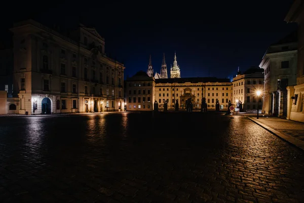 Rua Iluminada Praga Partir Pedras Paralelepípedos Fundo Palácio Chernivtsi Ministério — Fotografia de Stock